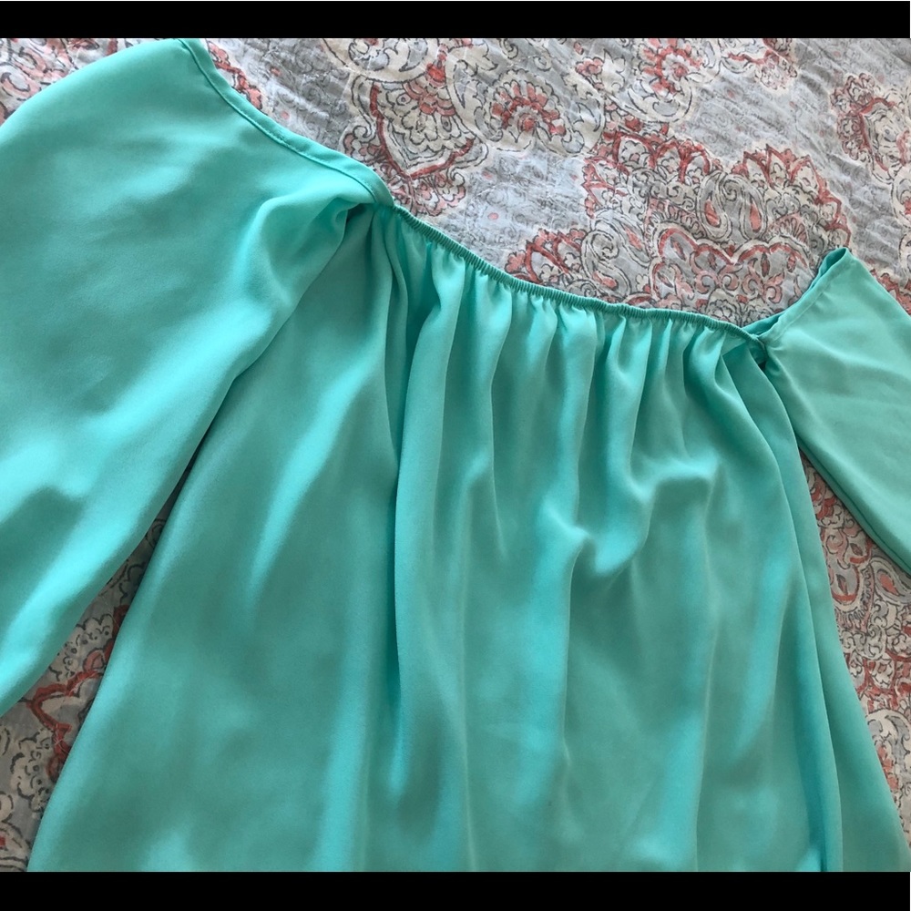 Cute shoulder-less blouse - Picture 2 of 3